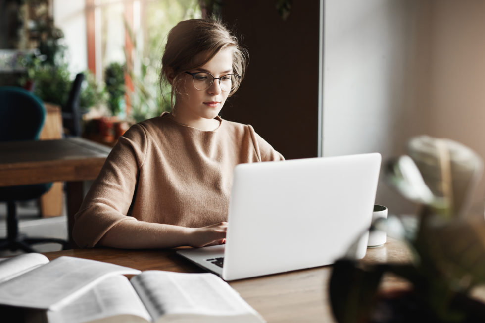 Estudiante preparando online la prueba de acceso a grado superior con CETUC